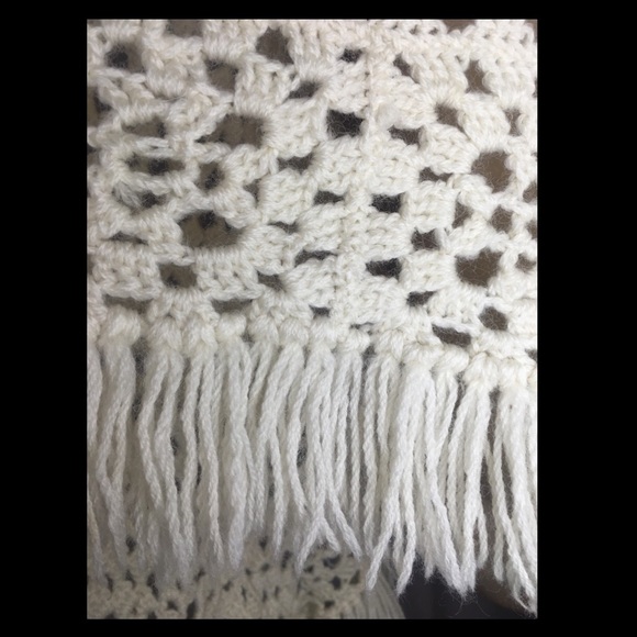 Gorgeous vintage crochet poncho in lemon 🍋 Great for those upcoming winter days - Picture 7 of 8